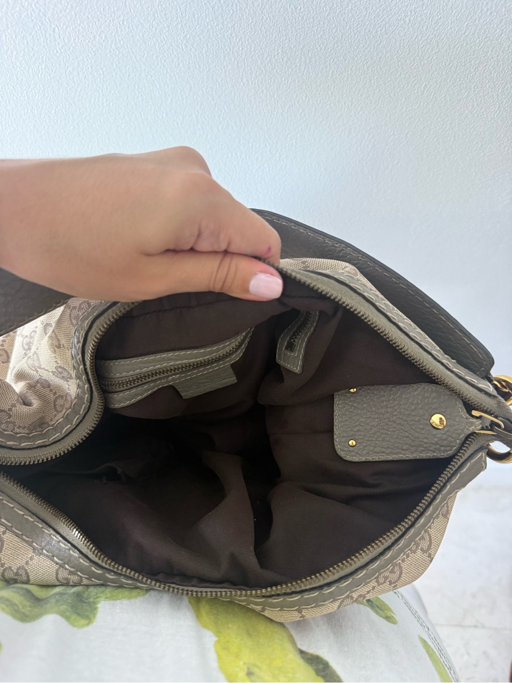 AUTHENTIC VINTAGE Gucci GG Grey Shoulder Bag with Gold Hardware (RARE Color) - Picture 9 of 9